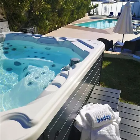 Villa Namora - Private Swimming Pool & Hot Jacuzzi